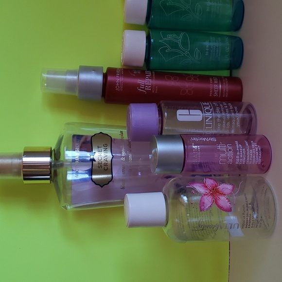 Empty plastic bottles. 2 spray, 1 pop up, 7 screw lid. Travel sizes, fully clean - Picture 2 of 3
